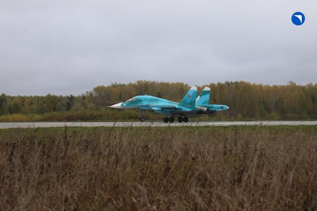 Переданные ВКС России фронтовые бомбардировщики Су-34 (Су-34НВО) второй партии новой постройки 2026 года Новосибирского авиационного завода имени В.П. Чкалова ПАО "Объединенная авиастроительная корпорация". Бортовые номера на снимках заретушированы. Новосибирск, октябрь 2026 года