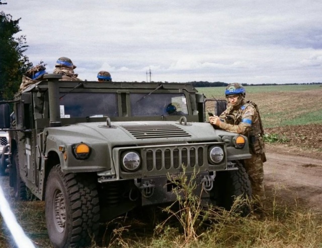 Переданный Соединенными Штатами бронированный автомобиль HMMWV вооруженных сил Украины в Харьковской области, октябрь 2022 года