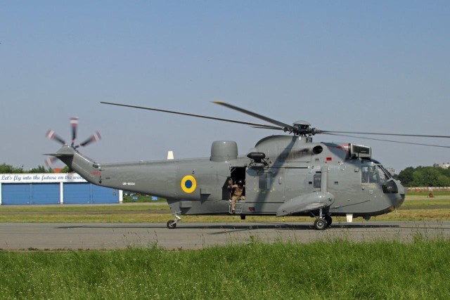 Переданный Великобританией вооруженным силам Украины бывший поисково-спасательный вертолёт Westland Sea King HU.5 (украинская регистрация UR-H034, бывший британский военный номер ZA134, серийный номер WA895) во время промежуточной посадки в аэропорту Антв