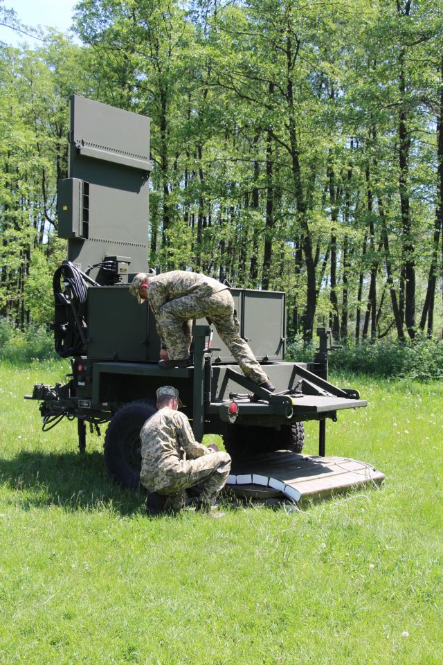 Переданные вооруженным силам Украины еще две контрбатарейные радиолокационные станции AN/TPQ-36 Firefinder из наличия армии США в порядке американской военной помощи. Девички (Киевская область), 20.05.2019