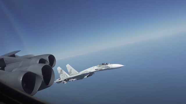 Перехват американского бомбардировщика B-52 российским истребителем Су-27