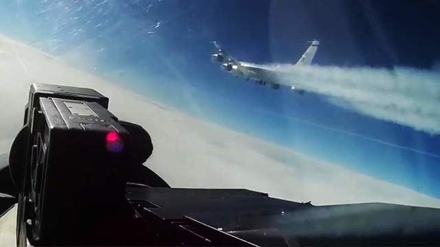 Перехват истребителем Су-27 самолета-разведчика США RC-135