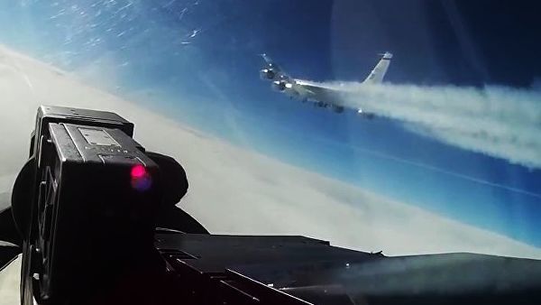 Перехват истребителем Су-27 самолета-разведчика США RC-135 над Балтикой