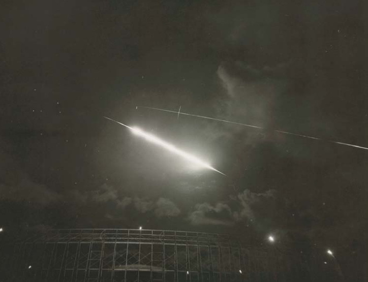 Perehvat Protivoraketoj Nike Zeus Golovnoj Chasti Rakety Atlas D Na Atolle Kvadzhalejn 12 Dekabrya 1962 Goda Snizu Viden Sled Ballisticheskoj Rakety Sverhu Golovnoj Chasti Peresekayushaya Vertikalnaya Chyortochka Sled Protivorakety Galereya Vpk Name