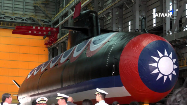 Первая дизель-электрическая подводная лодка тайваньской постройки SS 711 Hai Kung на церемонии имянаречения и спуска на воду на предприятии тайваньской судостроительной корпорации CSBC в Гаосюне, 28.09.2023