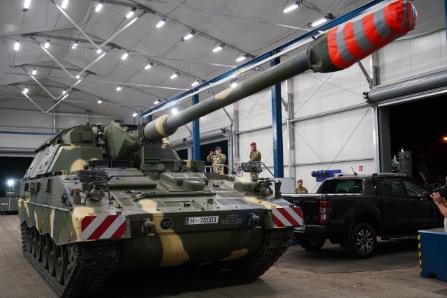 Первая полученная вооруженными силами Венгрии немецкая 155-мм/52 самоходная гаубица PzH 2000 нового производства. Тата, 10.08.2022