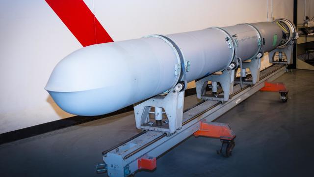 Первая серийно модернизированная для ВМС США крылатая ракета Tomahawk новой модификации Block V на предприятии корпорации Raytheon Technologies в Камдене (Арканзас), март 2021 года