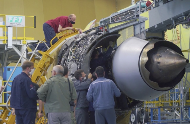 Первая технологическая навеска двигателей ПД-14 на строящийся опытный образец пассажирского самолета МС-21-310 (серийный номер 0012) на Иркутском авиационном заводе - филиале корпорации "Иркут", июль 2020 года