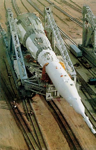 Первая лётная ракета-носитель Н-1 №3Л на космодроме Байконур. Фотография из архива РКК "Энергия".