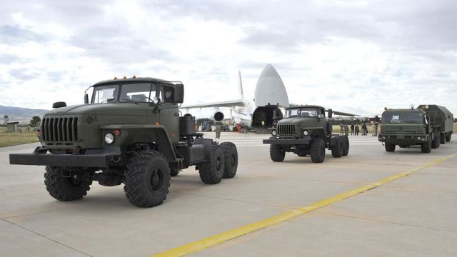 Первая партия компонентов зенитно-ракетных комплексов С-400 доставлена российским военным самолетом на авиабазу в Анкаре
