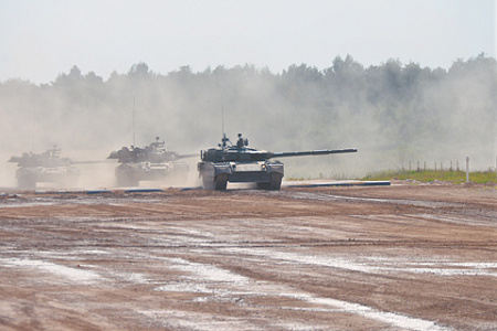 Первое боевое применение основных боевых танков Т-80БВМ отмечено в Донбассе. Газотурбинный двигатель обеспечивает машине высокую подвижность. Фото Владимира Карнозова