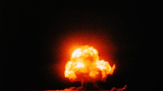 Первое в истории испытание атомного оружия в Нью-Мексико, в местечке Аламогордо, США. 16 июля 1945