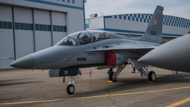 Первые три построенные для ВВС Польши лёгкие боевые самолёты FA-50GF Fighting Eagle (бортовые номера "5002", "5003" и "5005") на предприятии южнокорейской авиастроительной корпорации Korea Aerospace Industries (KAI) в Сачхоне, 07.06.2023