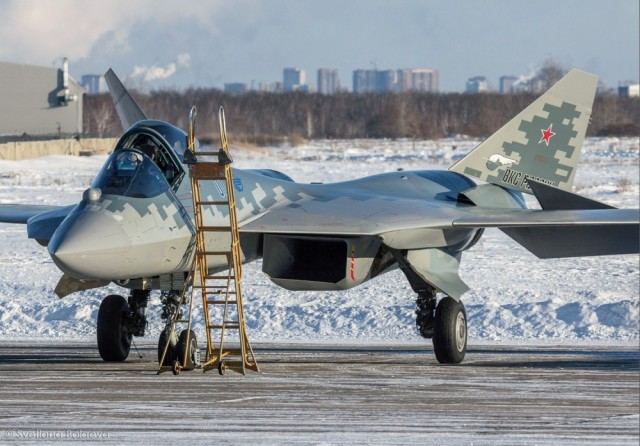 Первый (фактически второй) построенный серийный образец истребителя пятого поколения Су-57 с бортовым номером "01 синий" (самолет Т-50С-2, серийный номер 51002) во время промежуточной посадки в Толмачево (Новосибирск), 25.12.2020