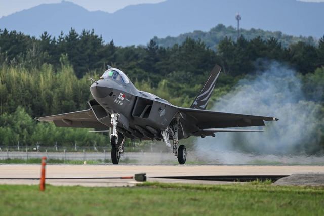 Первый летный опытный образец перспективного южнокорейского многофункционального истребителя KF-21 Boramae (KF-X, серийный и бортовой номер "001") в первом полёте. Сачхон, 19.07.2022