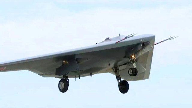 Первый опытный летный образец С-70-1 ударного беспилотного летательного аппарата С-70 (шифр "Охотник") разработки ПАО "Компания "Сухой". Ахтубинск, сентябрь 2019 года