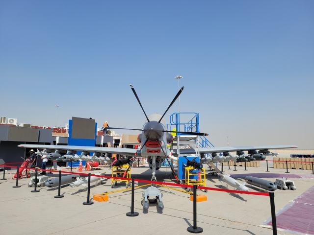 Первый опытный образец боевого турбовинтового самолета Caldius B-350 эмиратской группы Caldius LLC в подготавливаемой экспозиции международного авиасалона Dubai Airshow 2021. Дубай (ОАЭ), 13.11.2021