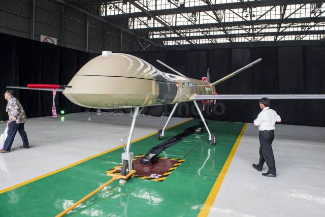 Первый опытный образец РМ-1 индонезийского разведывательно-ударного беспилотного летательного аппарата большой продолжительности полета Elang Hitam во время церемонии выкатки на головном предприятии индонезийского государственного авиастроительного объеди