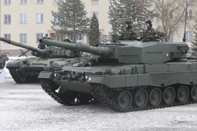 Первый полученный чешской армией от Германии танк Leopard 2A4. На последнем снимке на заднем плане виден один из находящихся сейчас на вооружении чешской армии модернизированных танков Т-72М4CZ. Пражславице (Чехия), 21.12.2022