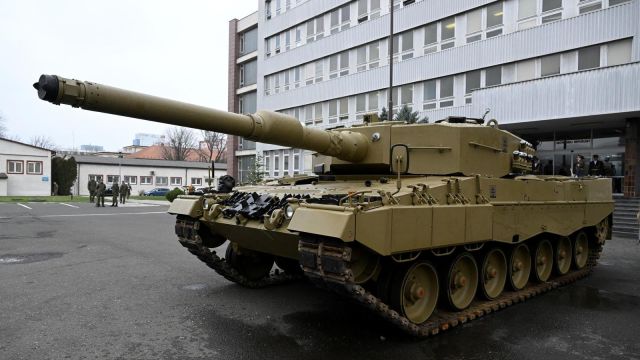 Первый полученный словацкой армией от Германии танк Leopard 2A4. Братислава, 19.12.2022