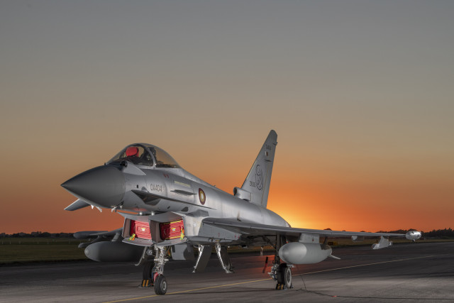 Первый полученный ВВС Катара истребитель Eurofighter Typhoon (серийный номер MS001, катарский бортовой номер QA404, временный британский военный номер ZR505), построенный на предприятии корпорации ВАЕ Systems в Вартоне (Великобритания), август 2022 года