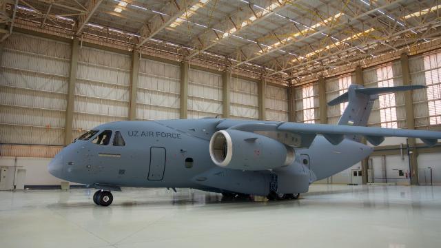 Первый полученный ВВС Узбекистана военно-транспортный самолёт Embraer C-390 Millennium (серийный номер 39000019, узбекский бортовой номер UK 39010). Гавиан-Пейшоту (Бразилия), сентябрь 2026 года