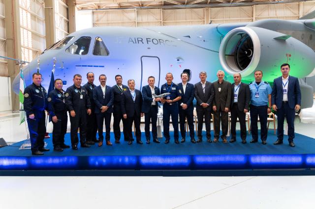 Первый полученный ВВС Узбекистана военно-транспортный самолёт Embraer C-390 Millennium (серийный номер 39000019, узбекский бортовой номер UK 39010). Гавиан-Пейшоту (Бразилия), сентябрь 2026 года