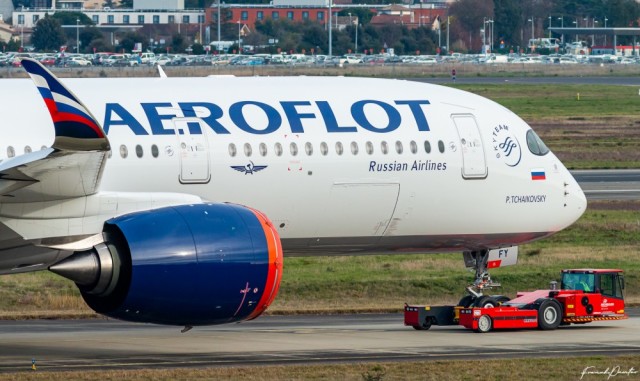 Первый построенный для авиакомпании "Аэрофлот - Российские авиалинии" пассажирский самолет Airbus A350-900 (серийный номер 383, временная французская регистрация F-WZGT, регистрация в "Аэрофлоте" VQ-BFY, название "П. Чайковский") после окраски в новую лив