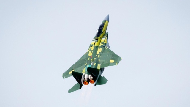 Первый построенный для ВВС Катара истребитель Boeing F-15QA в первом полете. Сент-Луис, 14.04.2020