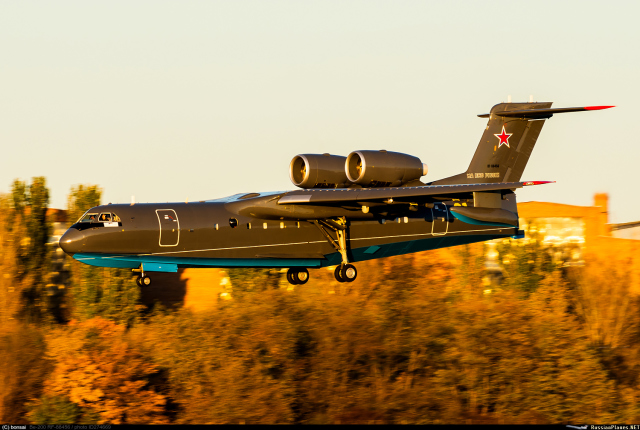 Первый построенный ПАО "Таганрогский авиационный научно-технический комплекс имени Г.М. Бериева" для Министерства обороны Российской Федерации поисково-спасательный самолет-амфибия Бе-200ПС (бортовой номер "21 желтый", регистрационный номер RF-88456 и сер