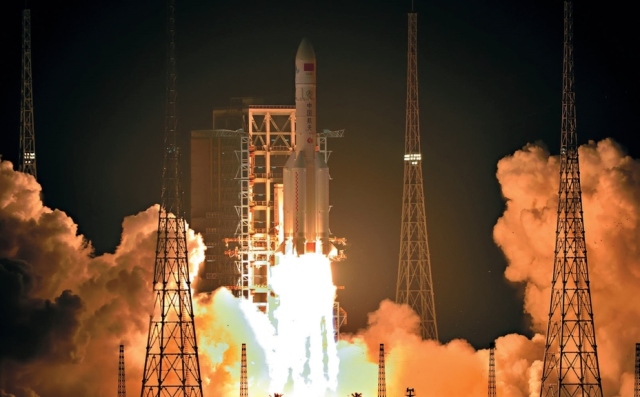 Первый пуск ракеты-носителя «Чанчжэн-5» («Великий поход-5») с экспериментальным спутником «Шицзянь-17» («Практика-17»), 3 ноября 2016 года. Фото из архива журнала «Новости космонавтики»