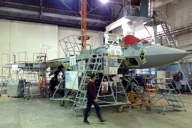 Первый серийный истребитель пятого поколения Су-57