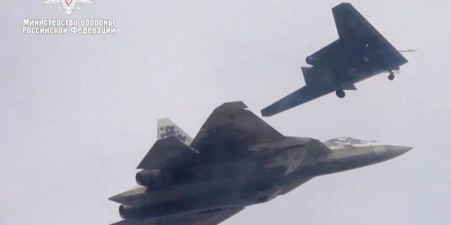 Первый совместный полет ударного беспилотника Охотник с Су-57