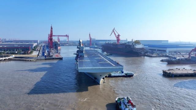 Первый выход в море из Шанхая на заводские ходовые испытания головного китайского универсального десантного корабля "Сычуань" (Sichuan, 四川省, бортовой номер "51") нового проекта 076, 14.11.2025