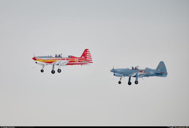 Первые два летных опытных образца учебно-тренировочного самолета Як-152 - самолеты с серийными номерами 1520001 (бортовой номер "01 белый"/"201", серая окраска, справа) и 1520002 (бортовой номер "02 белый", красная окраска, слева). Жуковский, январь 2019 
