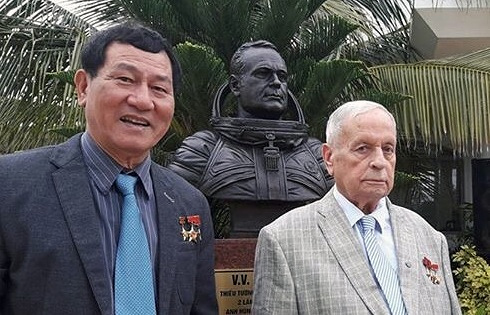 Первый космонавт Вьетнама Фам Туан и летчик-космонавт Виктор Горбатко