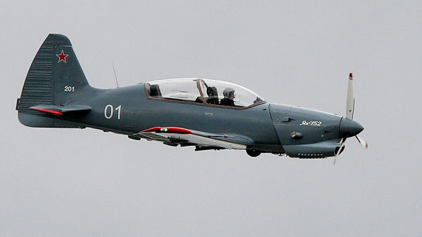 Первый летный опытный образец учебно-тренировочного самолета Як-152 (серийный номер 0001, бортовой номер "01 белый"/"201") в демонстрационном полете в
