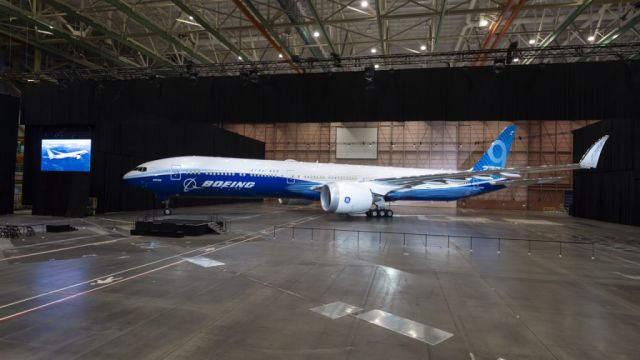 Первый опытный образец дальнемагистрального пассажирского самолета Boeing 777-9 (серийный номер WH001, регистрационный номер N779XW) семейства Boeing 777X. Эверетт, 13.02.2019