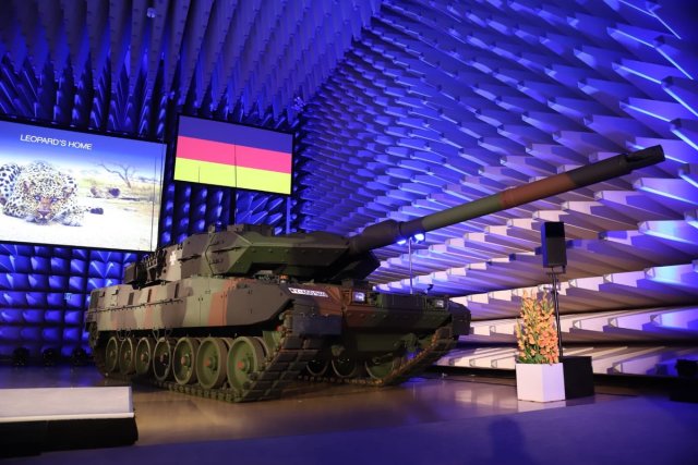 Первый переданный сухопутным войскам ФРГ германской компанией Krauss-Maffei Wegmann (KMW) модернизированный танк Leopard 2A7V. Мюнхен, 29.10.2019