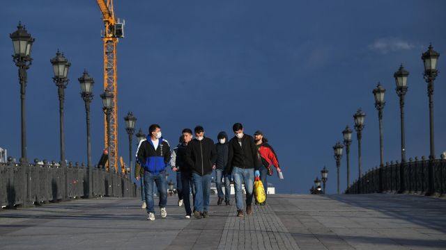 Пешеходы идут по Патриаршему мосту в Москве