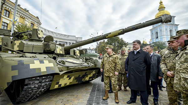 Петр Порошенко и Степан Полторак смотрят на танк "Оплот"