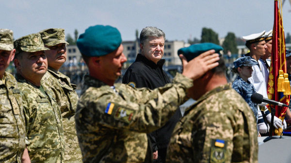 Петр Порошенко и военнослужащие ВС Украины