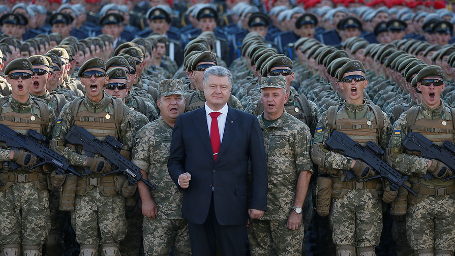 petr_poroshenko_s_voennosluzhashimi_vo_v
