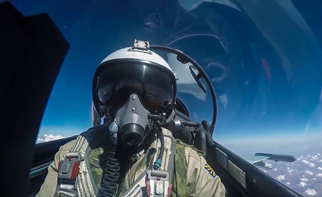 Пилот истребителя Су-30 ВКС РФ во время боевого вылета в Сирии