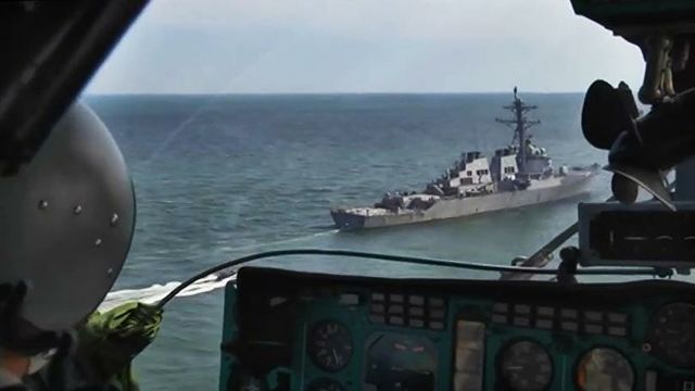 Пилот российского военного самолета наблюдает за эсминцем ВМС США Carney в акватории Черного моря, участвующим в учении стран НАТО Sea Breeze-2019
