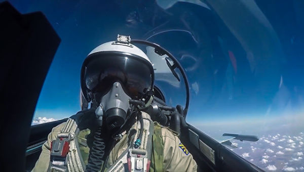 Пилот истребителя Су-30 ВКС РФ во время боевого вылета в Сирии. Архивное фото