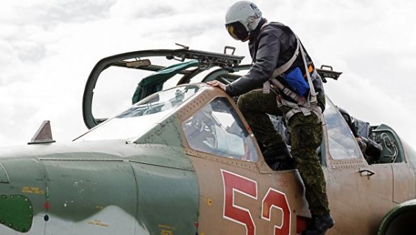 Пилот садится в штурмовик Су-25. Архивное фото