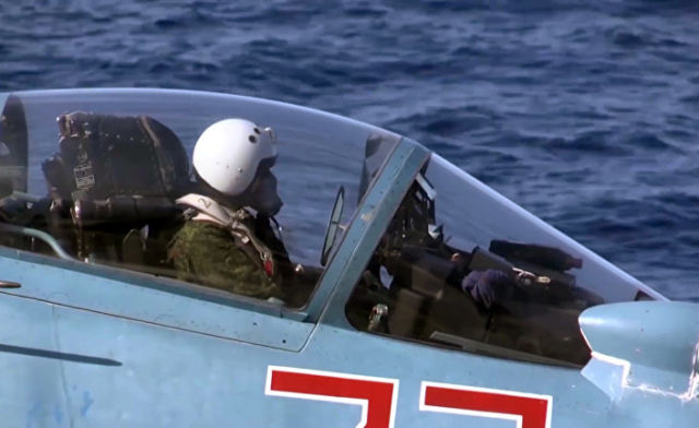Пилот в корабельном истребителе Су-33 ВКС РФ перед взлетом с палубы тяжёлого авианесущего крейсера "Адмирал Кузнецов"