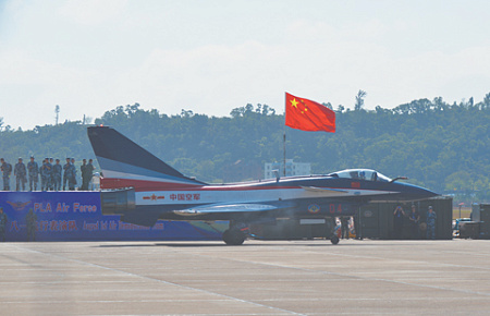 Пилотажная группа китайских ВВС «1 августа» летает на истребителях Chengdu J-10. На счету группы более 500 выступлений для делегаций из 166 стран и регионов мира. Фото Владимира Карнозова