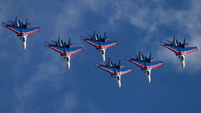 Пилотажная группа "Русские витязи" на самолетах Су-30СМ участвуют в летной программе МАКС-2021